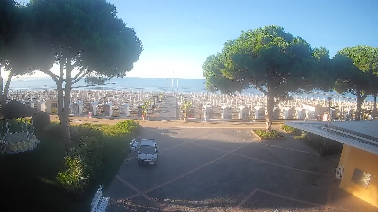 Gradež Vhod na Plažo: Pogled v Živo na Obalo