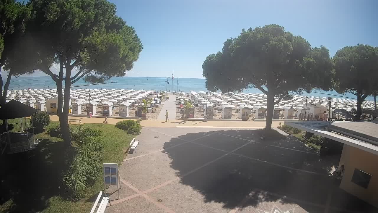 Gradež Vhod na Plažo: Pogled v Živo na Obalo