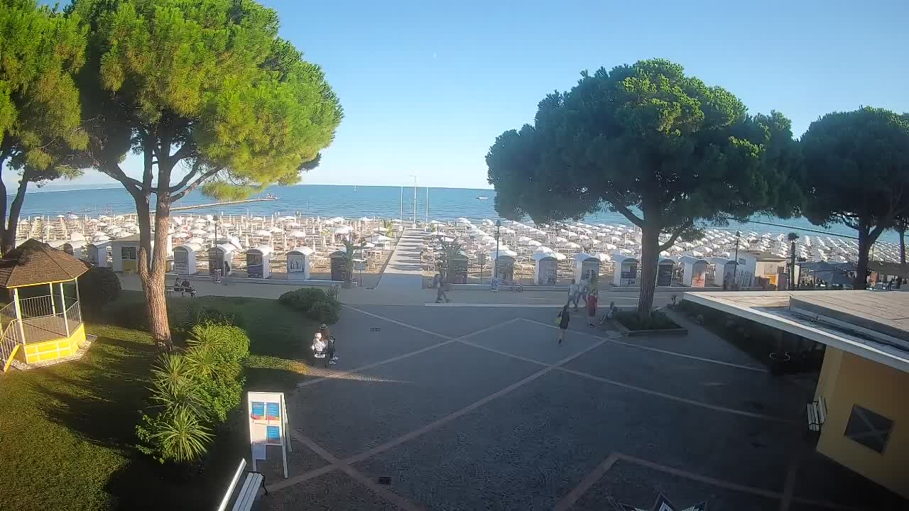 Gradež Vhod na Plažo: Pogled v Živo na Obalo