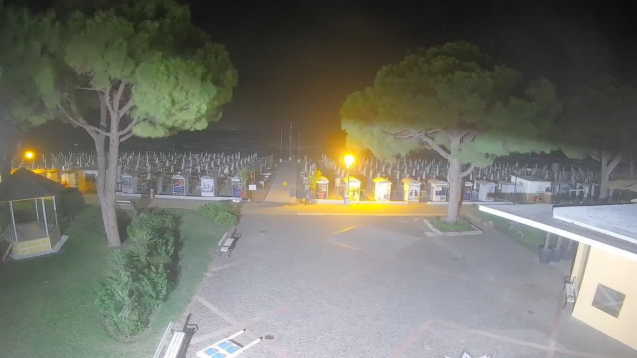 Gradež Vhod na Plažo: Pogled v Živo na Obalo