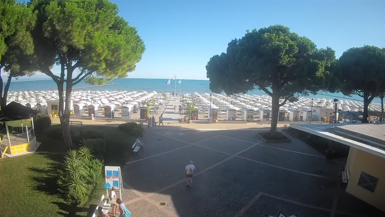 Gradež Vhod na Plažo: Pogled v Živo na Obalo