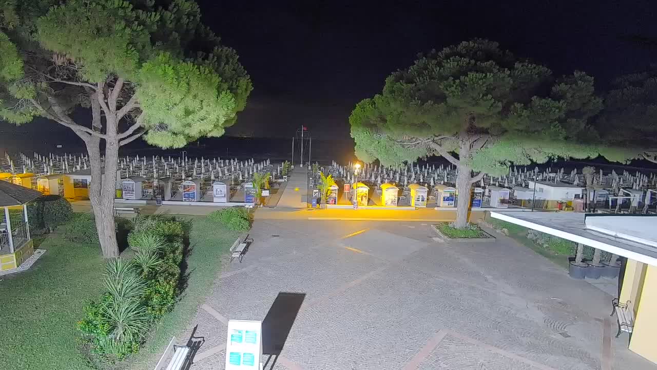 Gradež Vhod na Plažo: Pogled v Živo na Obalo