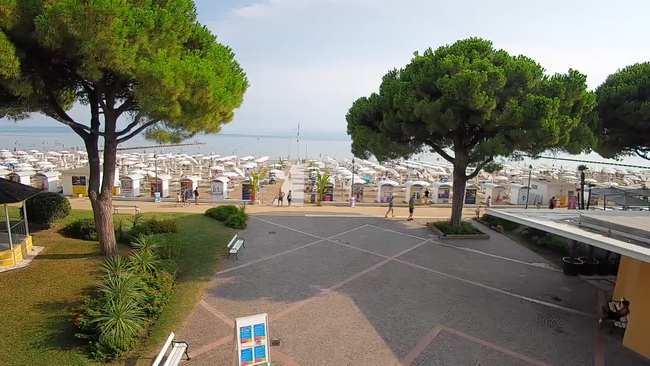 Gradež Vhod na Plažo: Pogled v Živo na Obalo