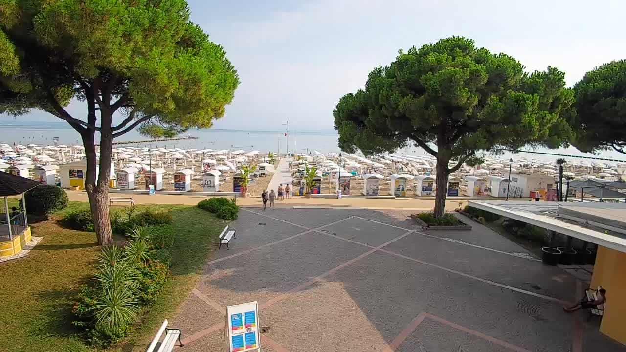 Gradež Vhod na Plažo: Pogled v Živo na Obalo