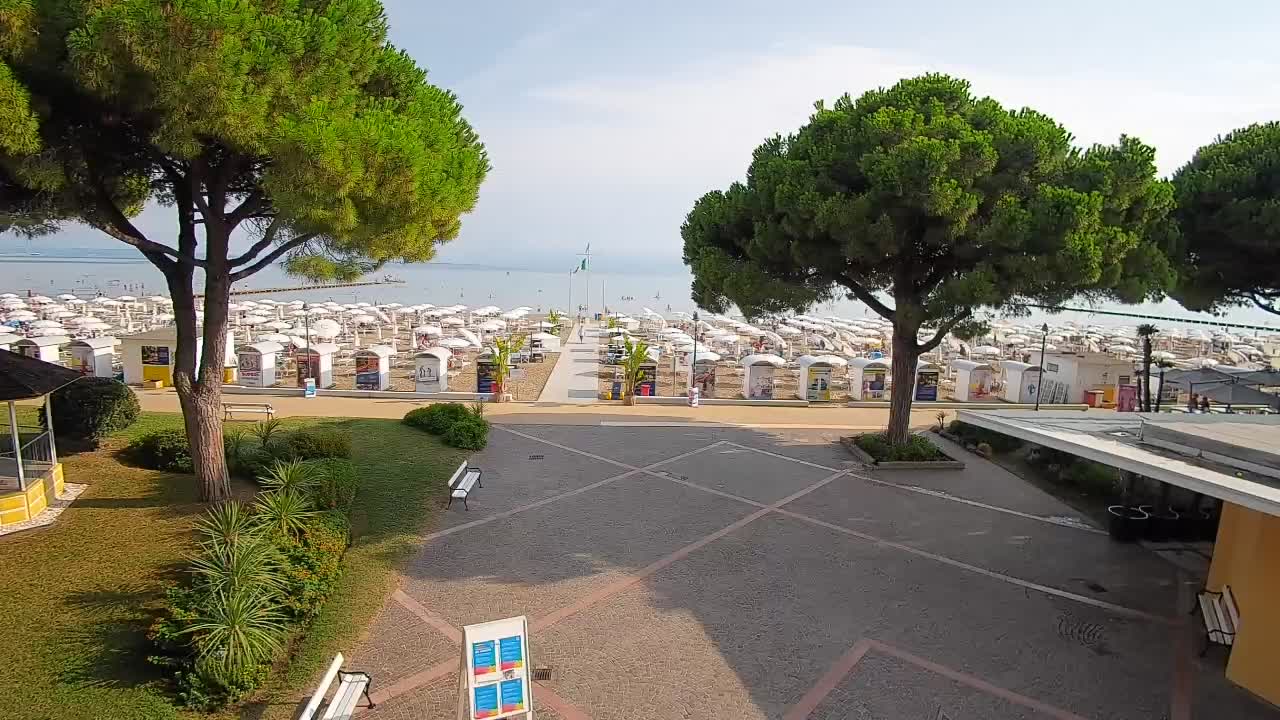 Gradež Vhod na Plažo: Pogled v Živo na Obalo