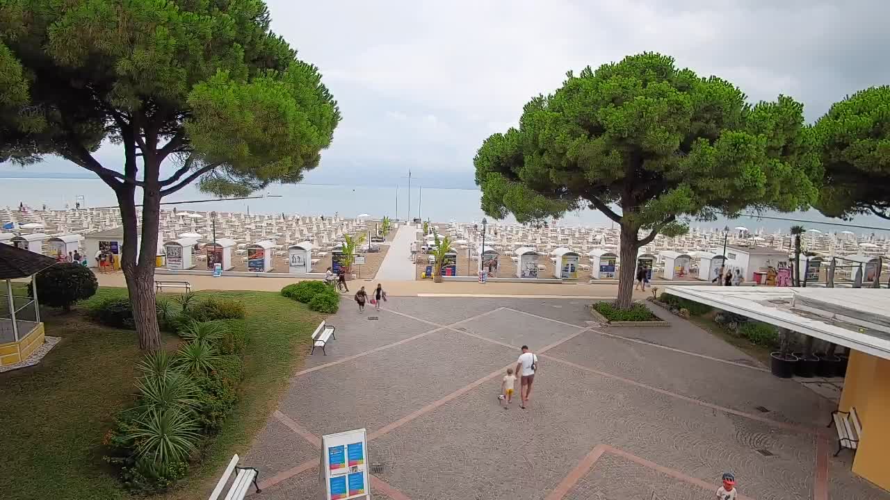 Gradež Vhod na Plažo: Pogled v Živo na Obalo