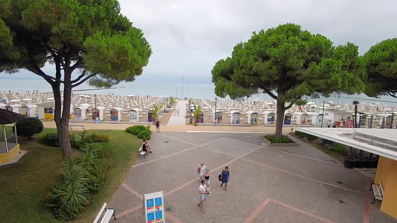 Gradež Vhod na Plažo: Pogled v Živo na Obalo