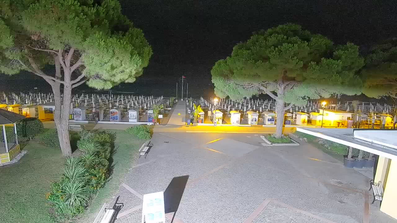 Gradež Vhod na Plažo: Pogled v Živo na Obalo