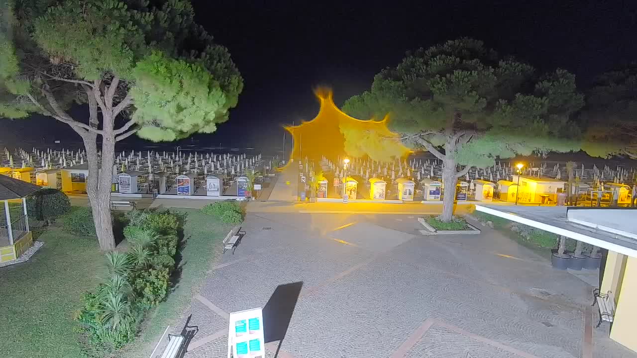 Gradež Vhod na Plažo: Pogled v Živo na Obalo