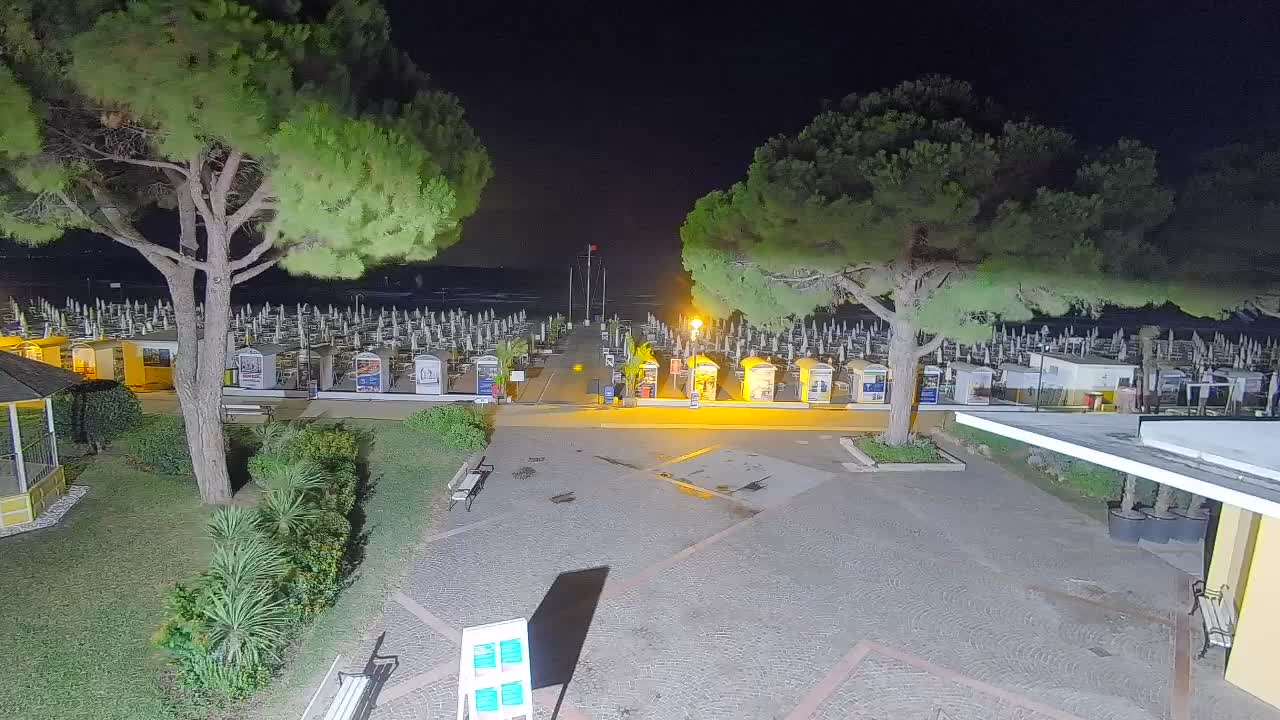 Gradež Vhod na Plažo: Pogled v Živo na Obalo