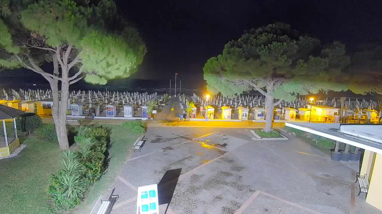 Gradež Vhod na Plažo: Pogled v Živo na Obalo