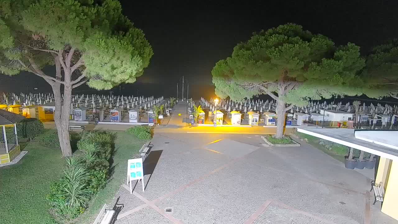 Gradež Vhod na Plažo: Pogled v Živo na Obalo