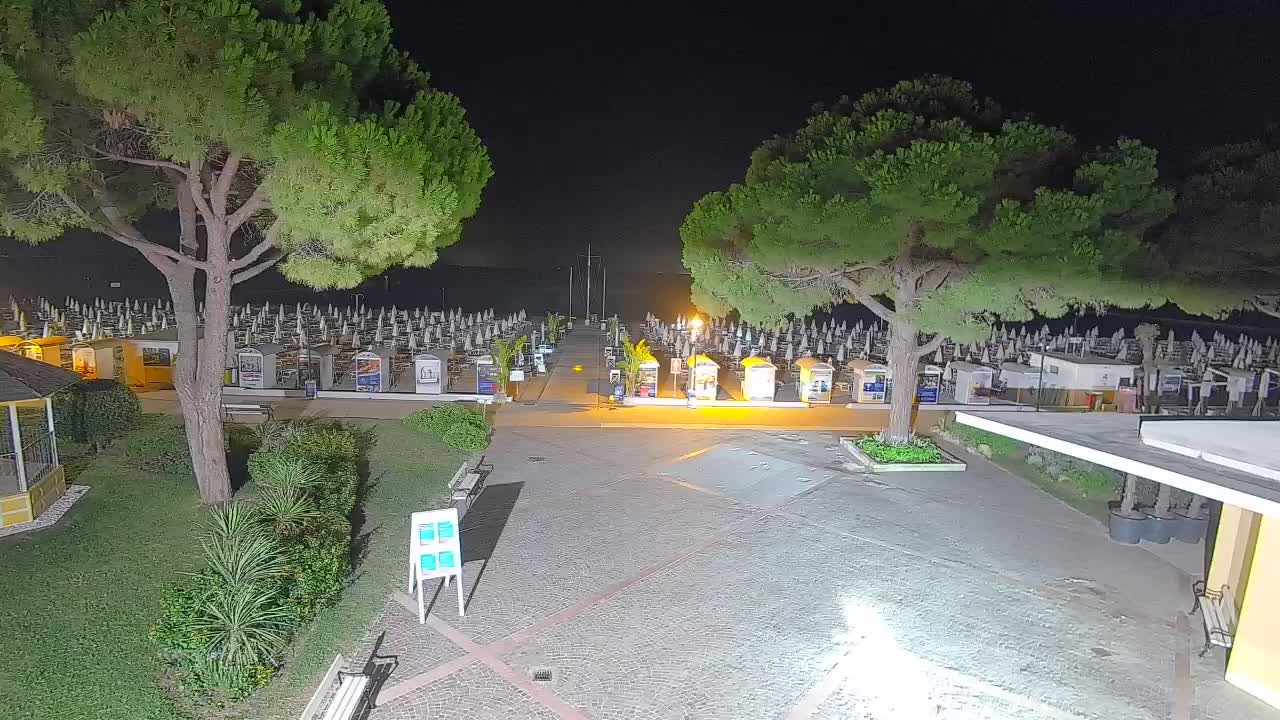 Gradež Vhod na Plažo: Pogled v Živo na Obalo