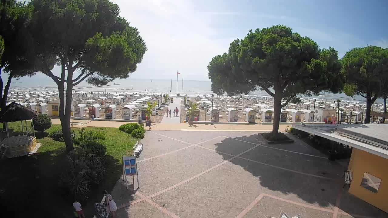 Gradež Vhod na Plažo: Pogled v Živo na Obalo