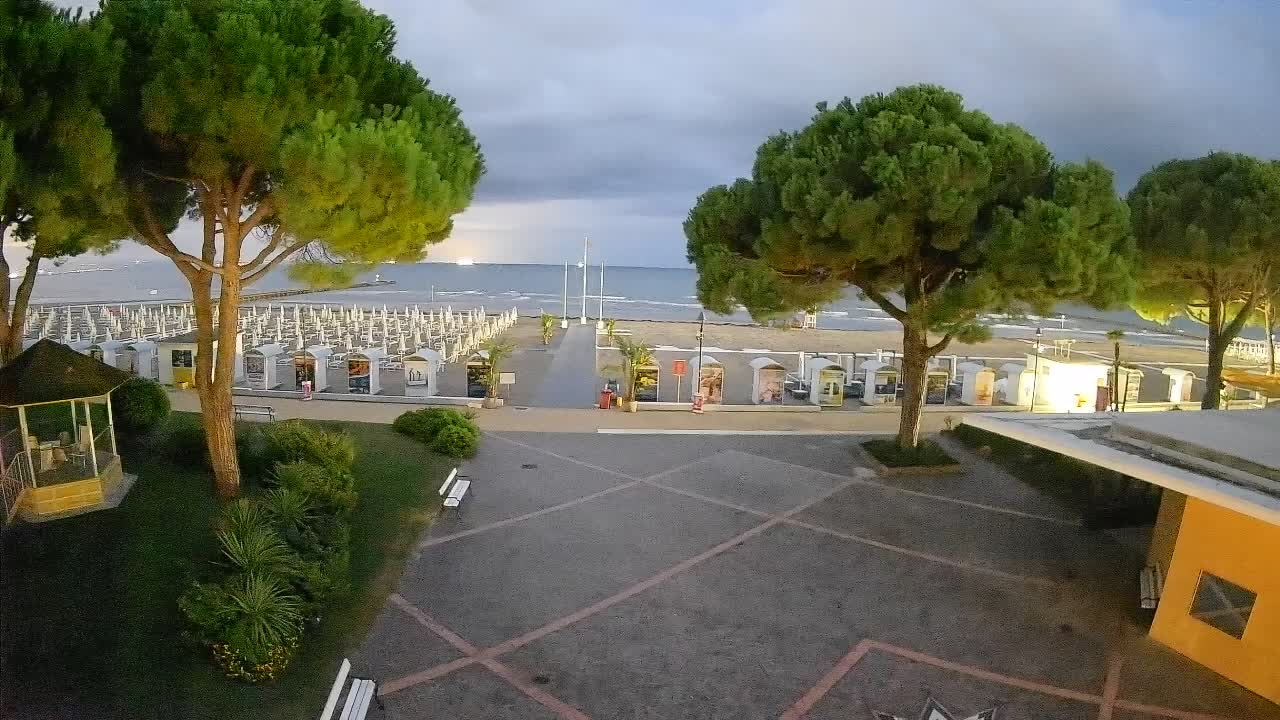 Gradež Vhod na Plažo: Pogled v Živo na Obalo