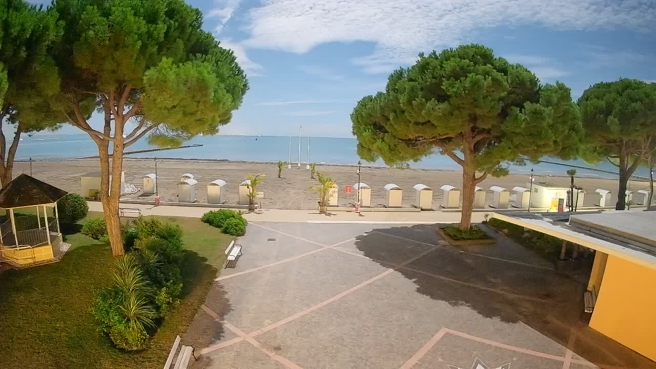 Gradež Vhod na Plažo: Pogled v Živo na Obalo