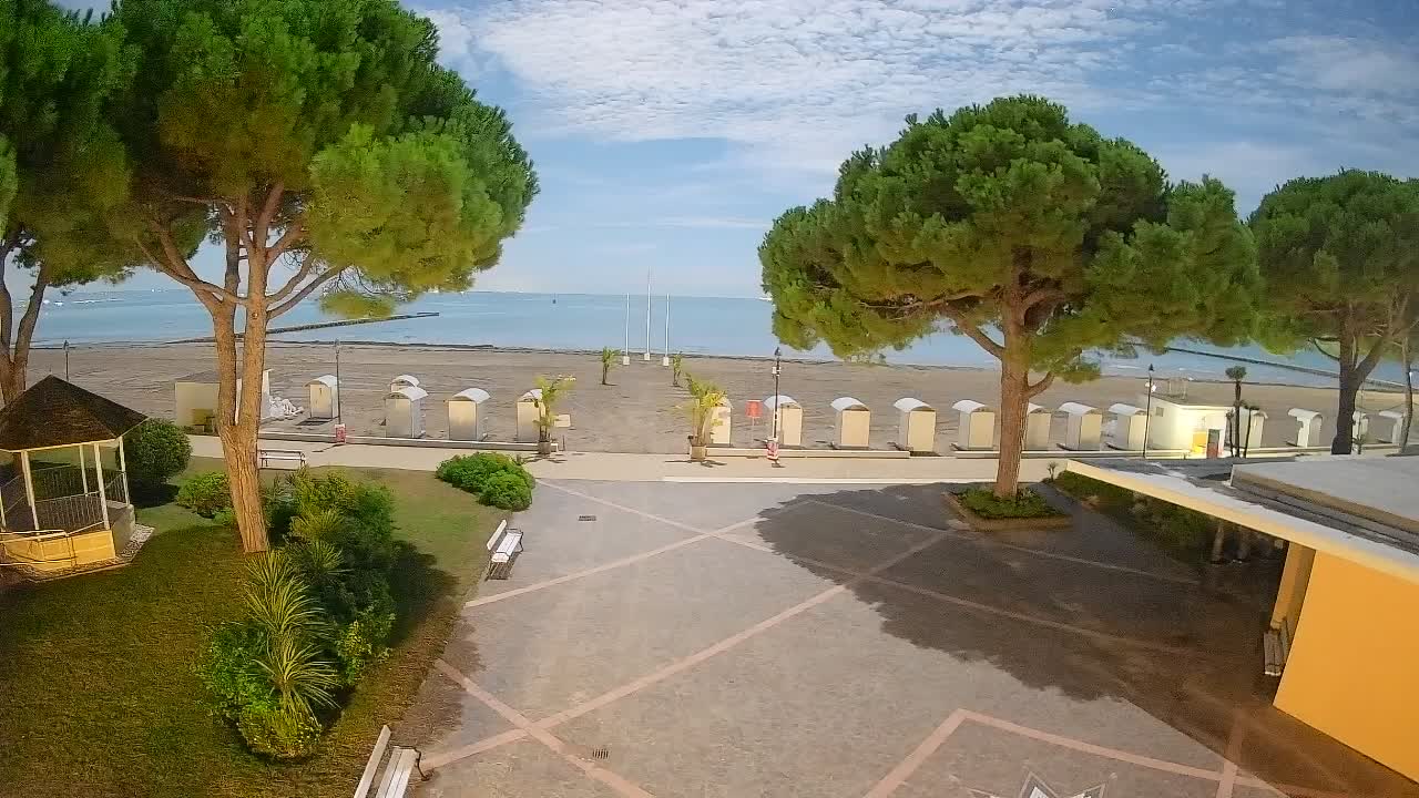 Gradež Vhod na Plažo: Pogled v Živo na Obalo