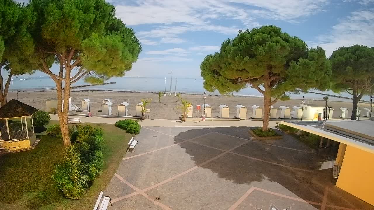 Gradež Vhod na Plažo: Pogled v Živo na Obalo