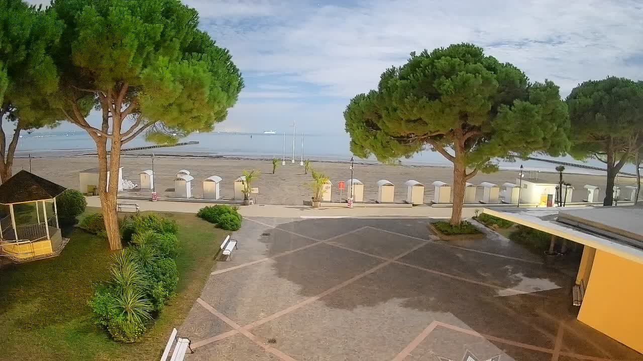 Gradež Vhod na Plažo: Pogled v Živo na Obalo