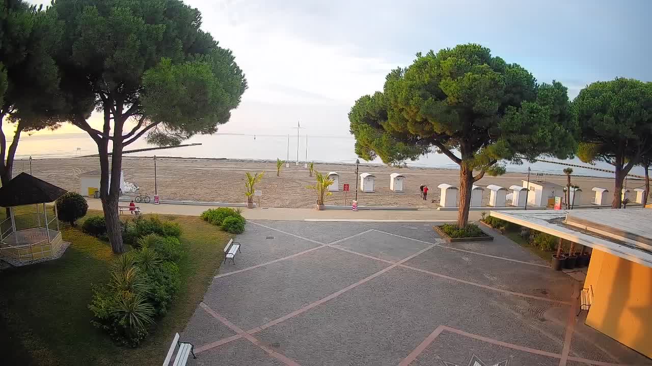 Gradež Vhod na Plažo: Pogled v Živo na Obalo