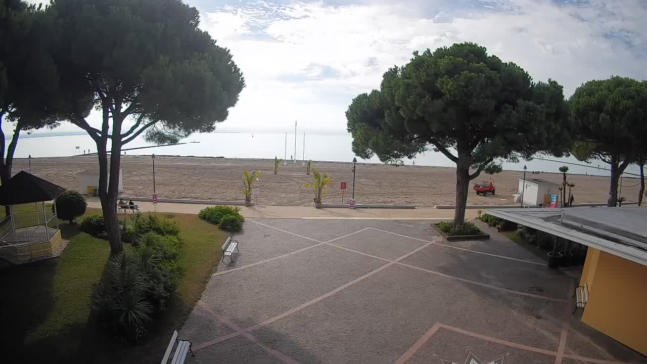 Gradež Vhod na Plažo: Pogled v Živo na Obalo