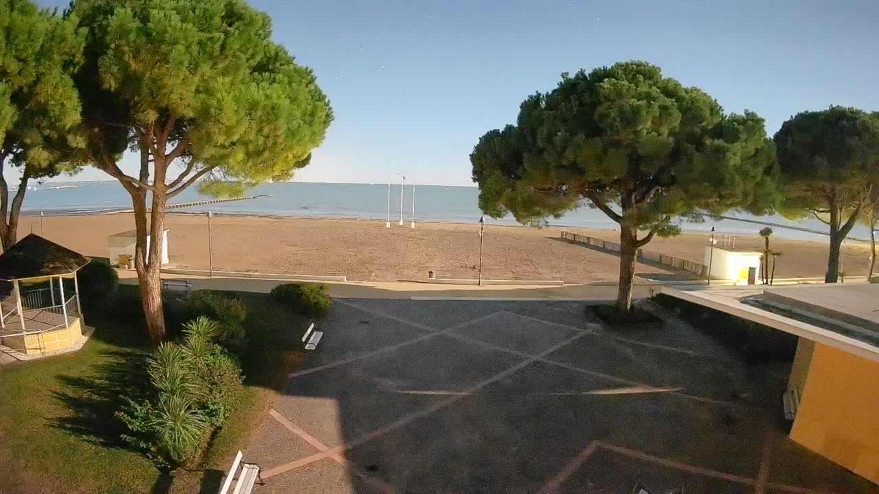 Gradež Vhod na Plažo: Pogled v Živo na Obalo