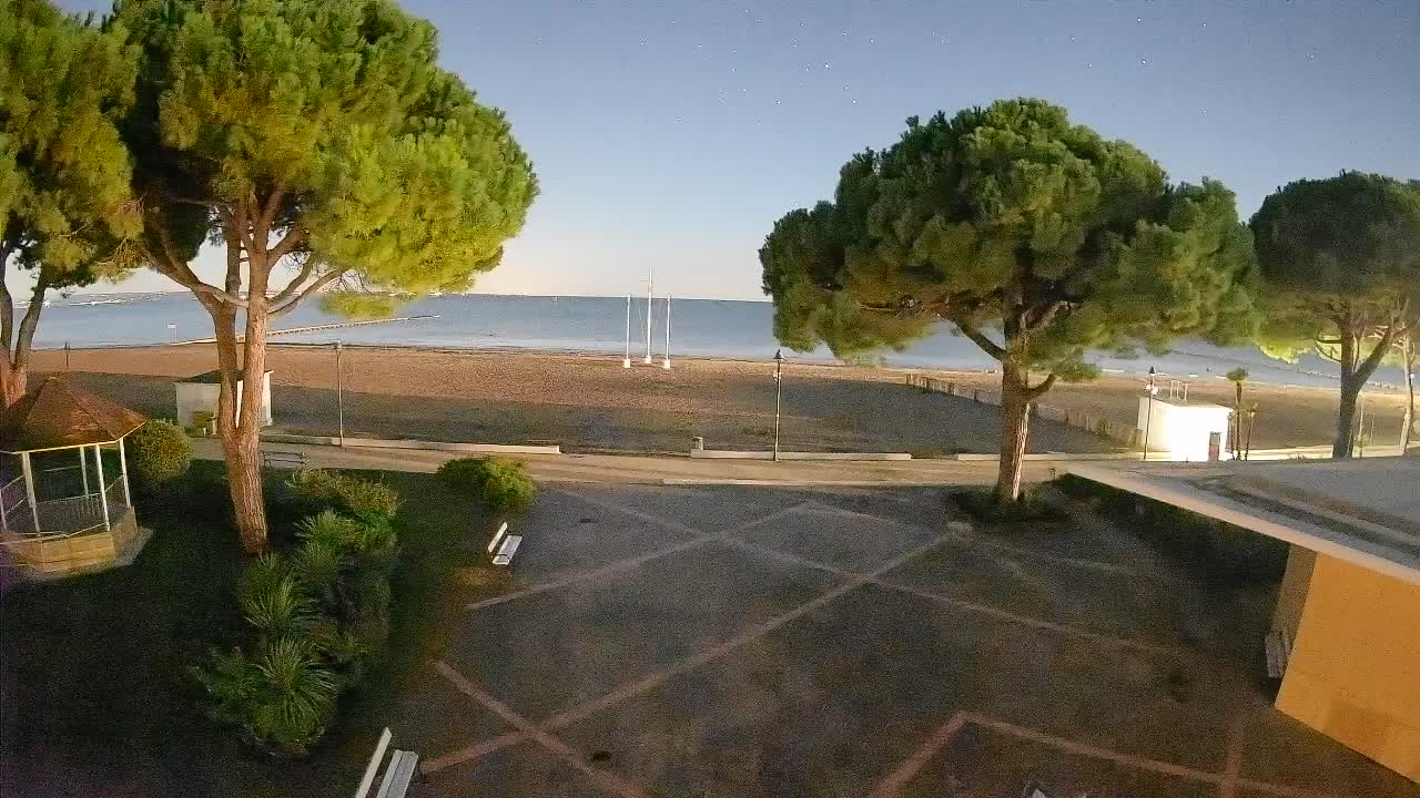 Gradež Vhod na Plažo: Pogled v Živo na Obalo