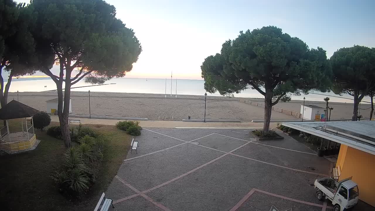 Grado Beach Webcam Entrance | Real-Time View of the Seaside