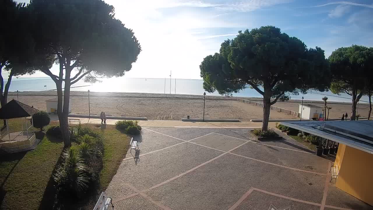 Gradež Vhod na Plažo: Pogled v Živo na Obalo