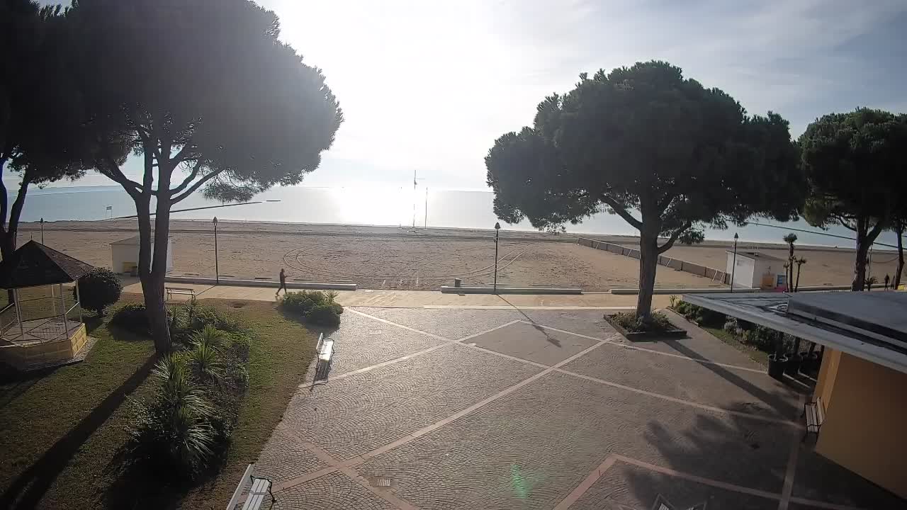 Gradež Vhod na Plažo: Pogled v Živo na Obalo