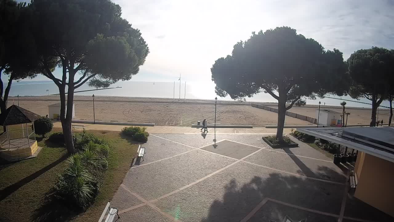 Gradež Vhod na Plažo: Pogled v Živo na Obalo