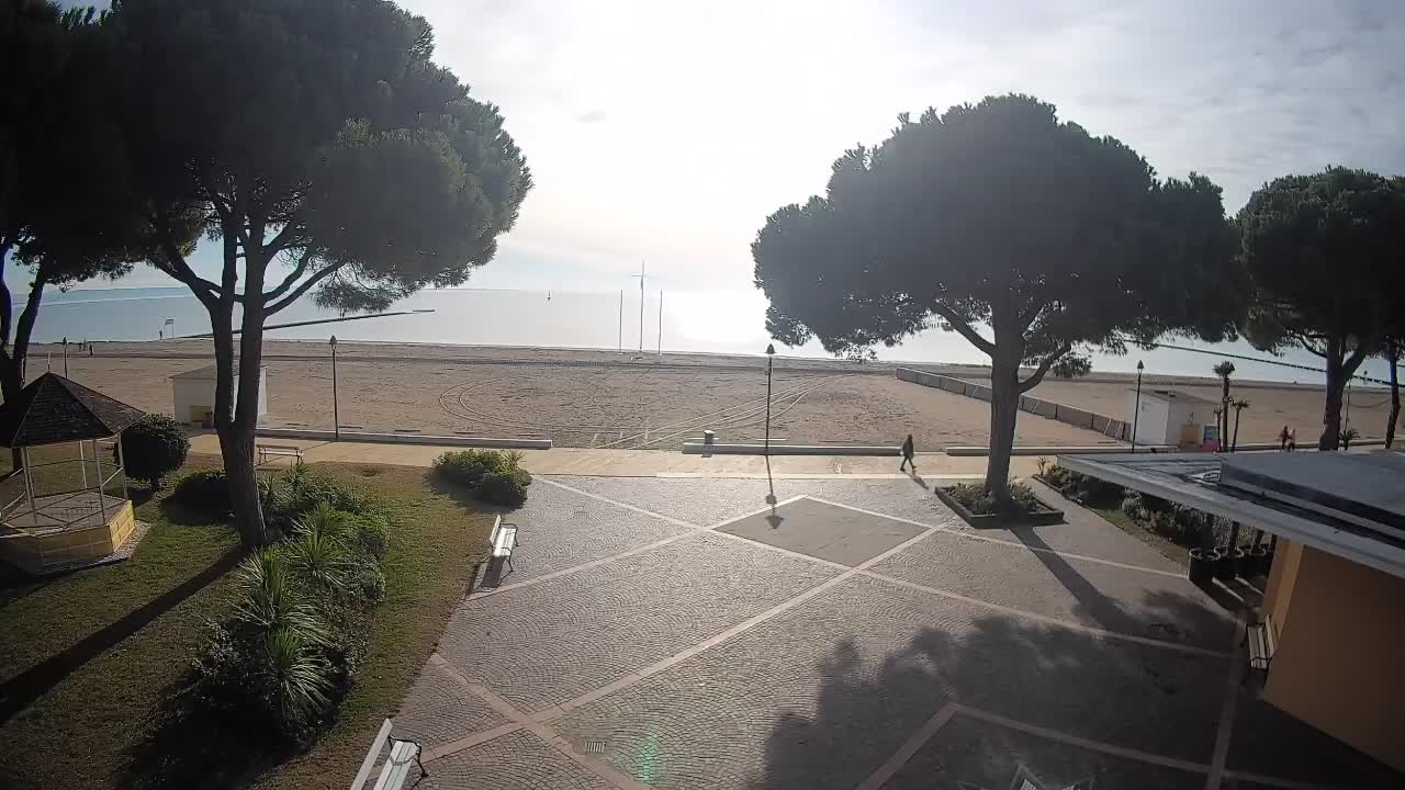 Gradež Vhod na Plažo: Pogled v Živo na Obalo