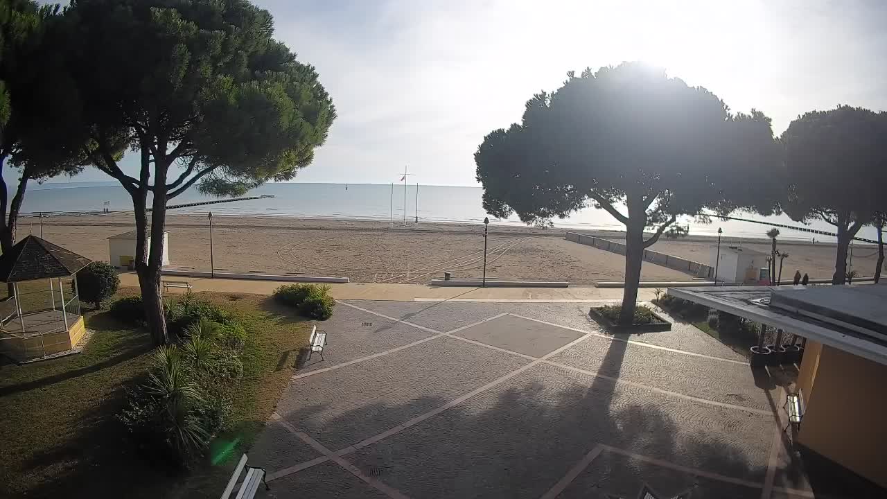 Gradež Vhod na Plažo: Pogled v Živo na Obalo