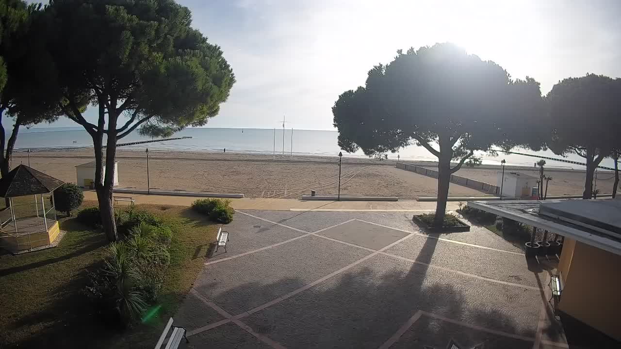 Gradež Vhod na Plažo: Pogled v Živo na Obalo