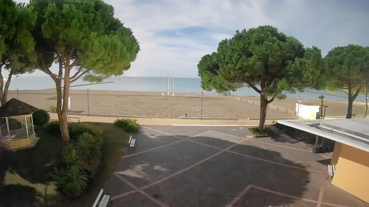 Gradež Vhod na Plažo: Pogled v Živo na Obalo