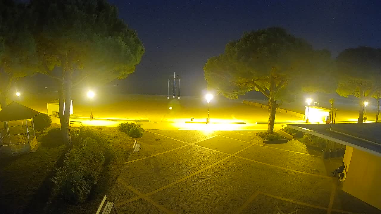 Gradež Vhod na Plažo: Pogled v Živo na Obalo