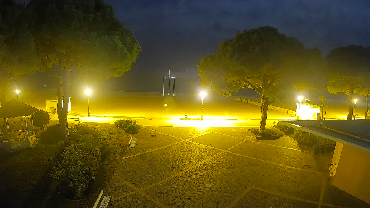 Gradež Vhod na Plažo: Pogled v Živo na Obalo