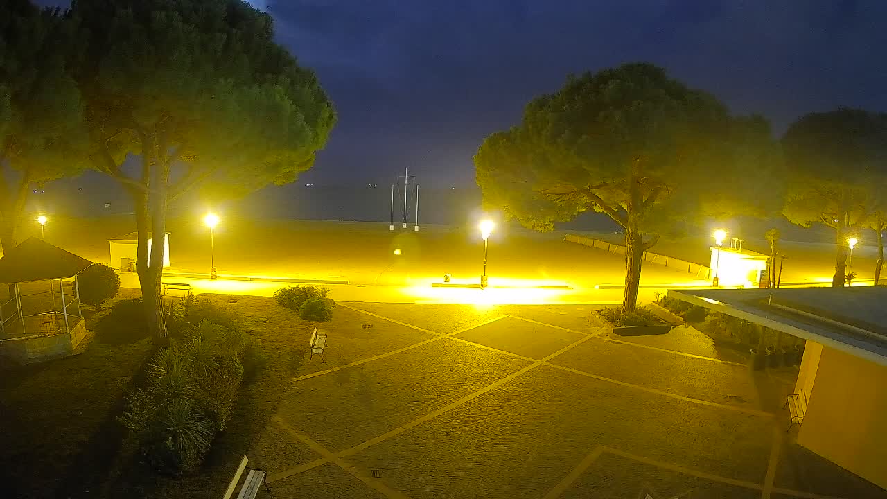 Gradež Vhod na Plažo: Pogled v Živo na Obalo