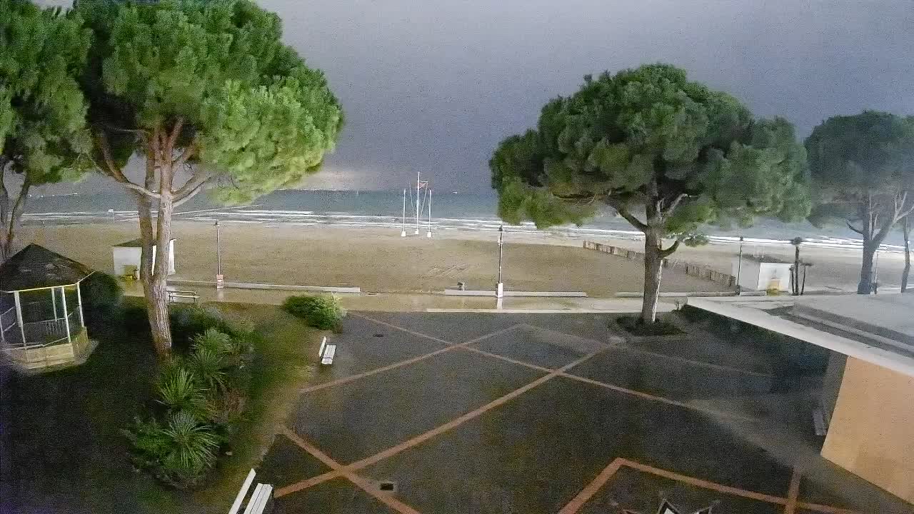 Gradež Vhod na Plažo: Pogled v Živo na Obalo