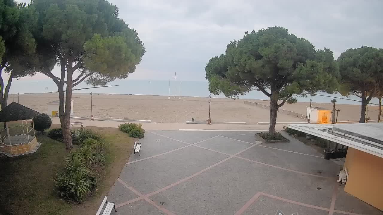 Gradež Vhod na Plažo: Pogled v Živo na Obalo