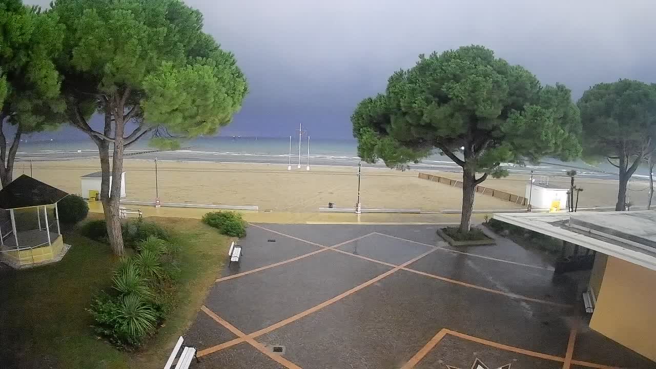 Gradež Vhod na Plažo: Pogled v Živo na Obalo