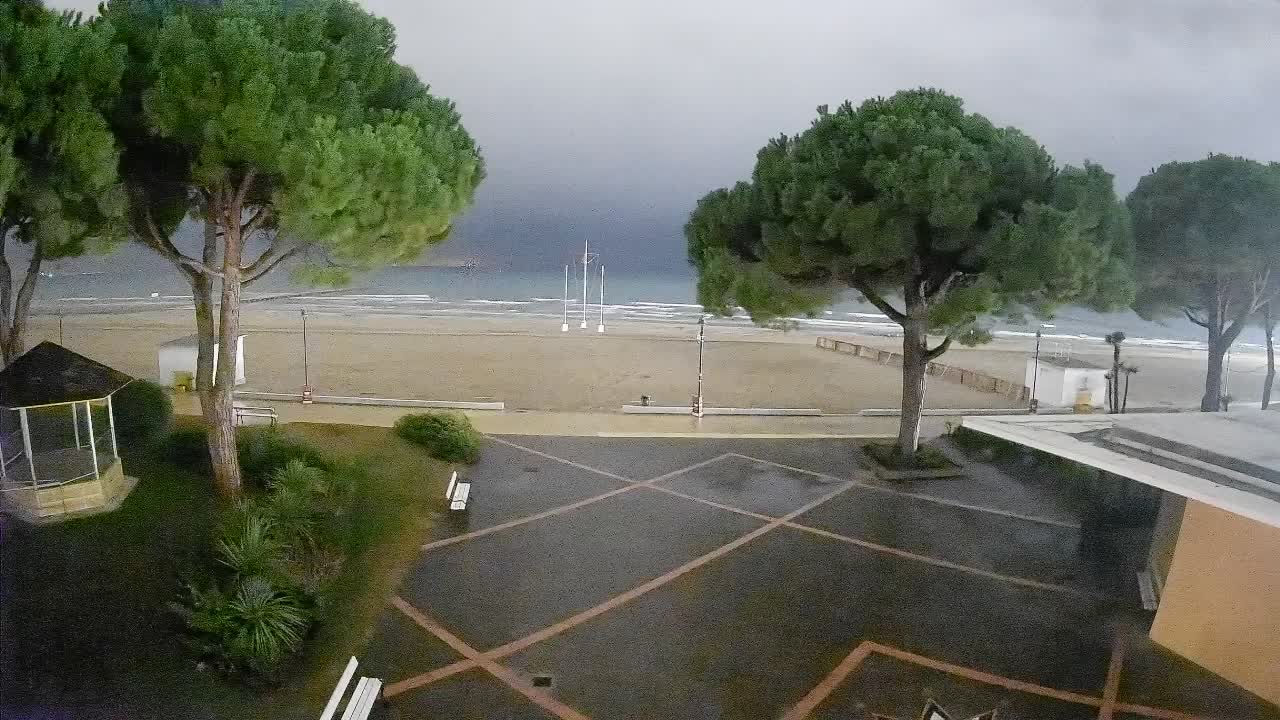 Gradež Vhod na Plažo: Pogled v Živo na Obalo