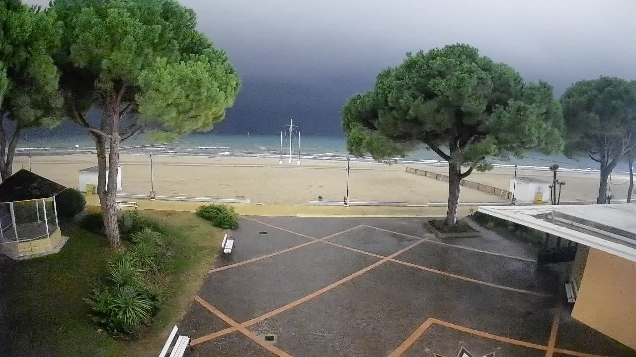 Gradež Vhod na Plažo: Pogled v Živo na Obalo