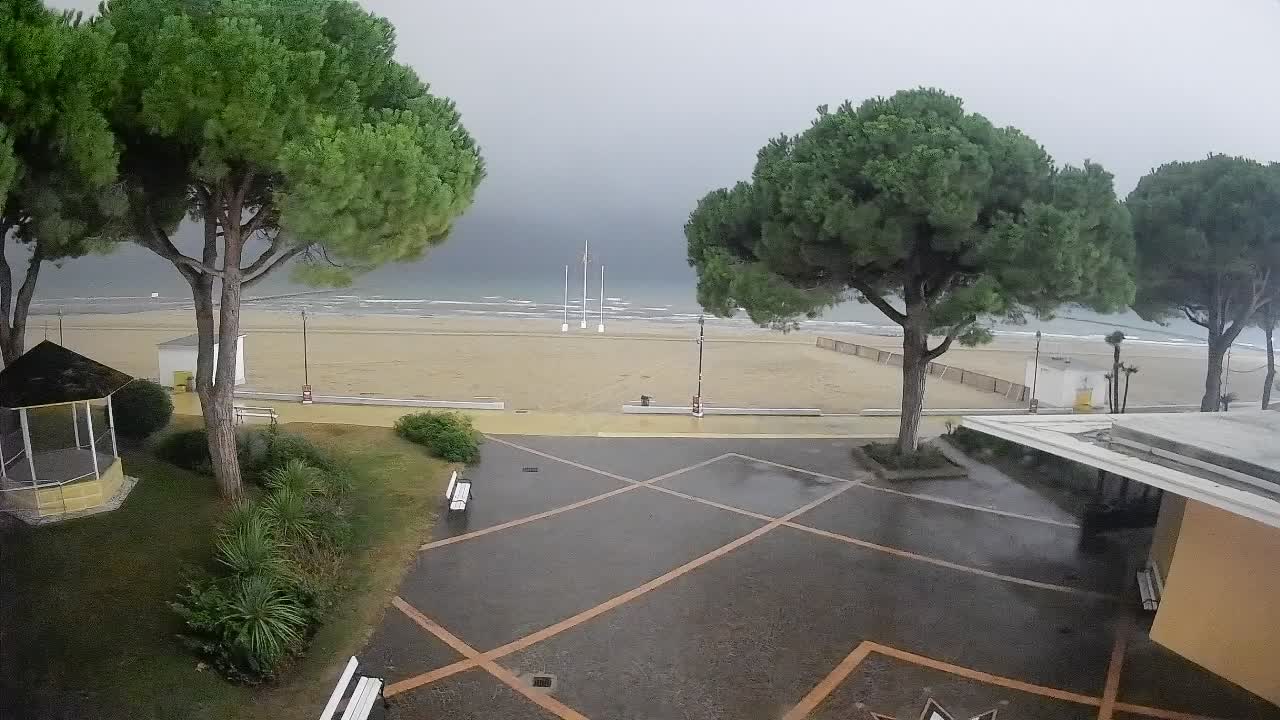 Gradež Vhod na Plažo: Pogled v Živo na Obalo