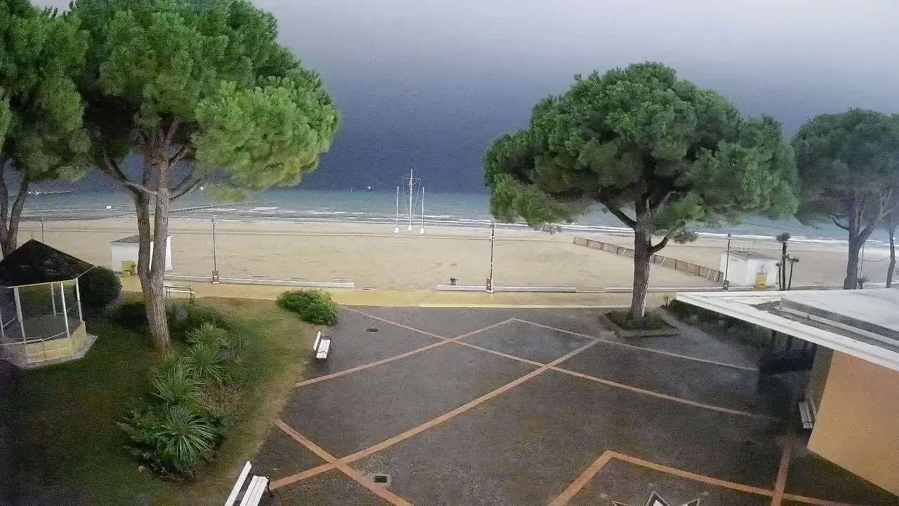 Gradež Vhod na Plažo: Pogled v Živo na Obalo