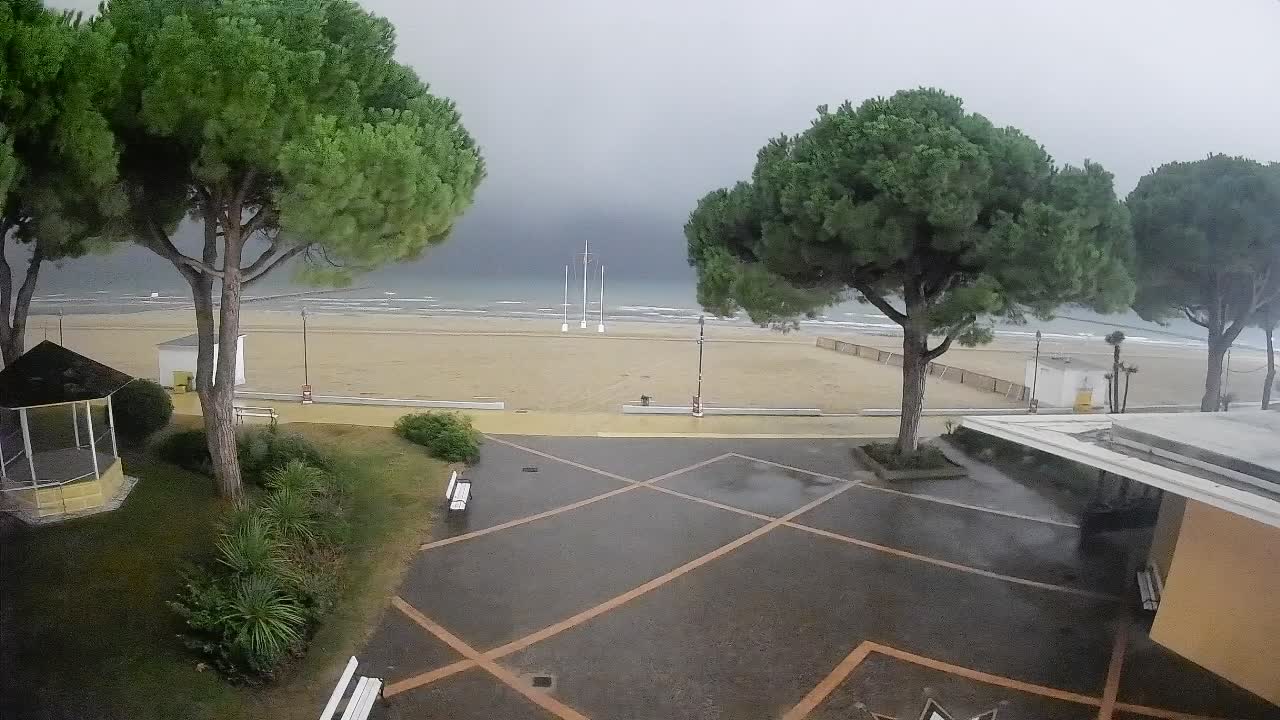 Gradež Vhod na Plažo: Pogled v Živo na Obalo