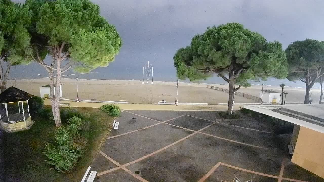 Gradež Vhod na Plažo: Pogled v Živo na Obalo