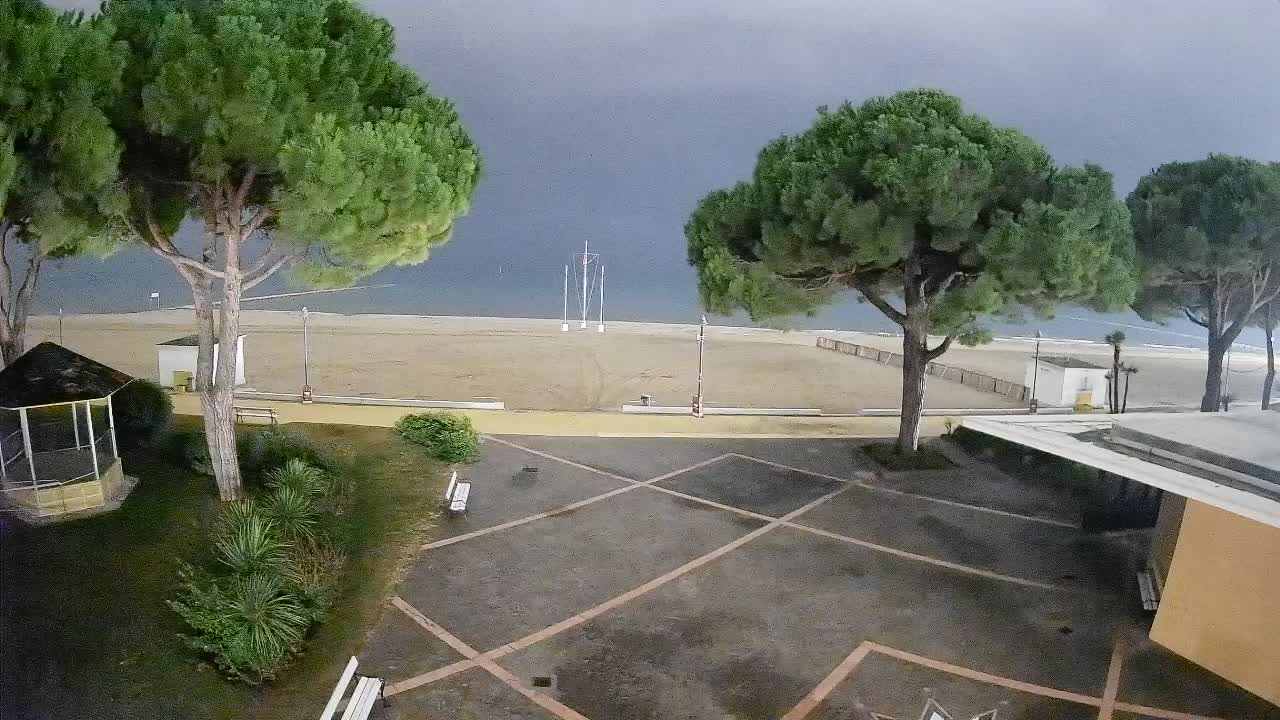 Gradež Vhod na Plažo: Pogled v Živo na Obalo