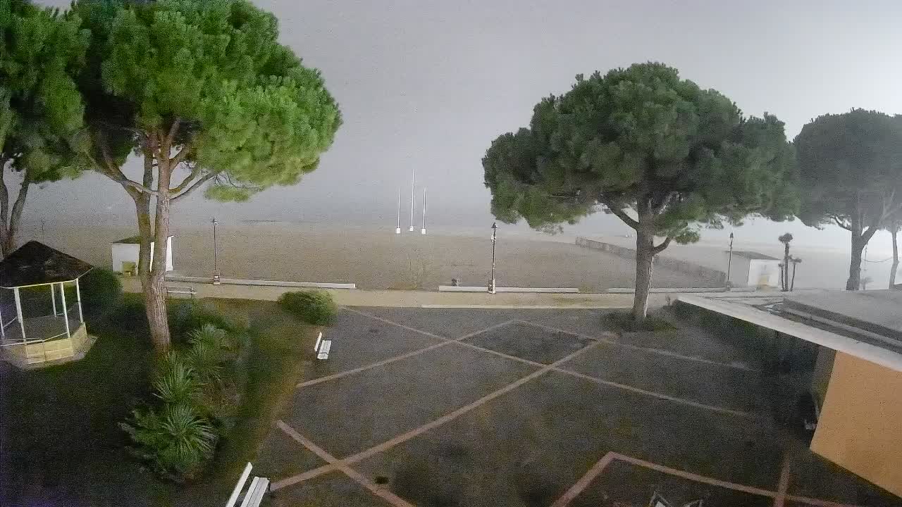 Gradež Vhod na Plažo: Pogled v Živo na Obalo