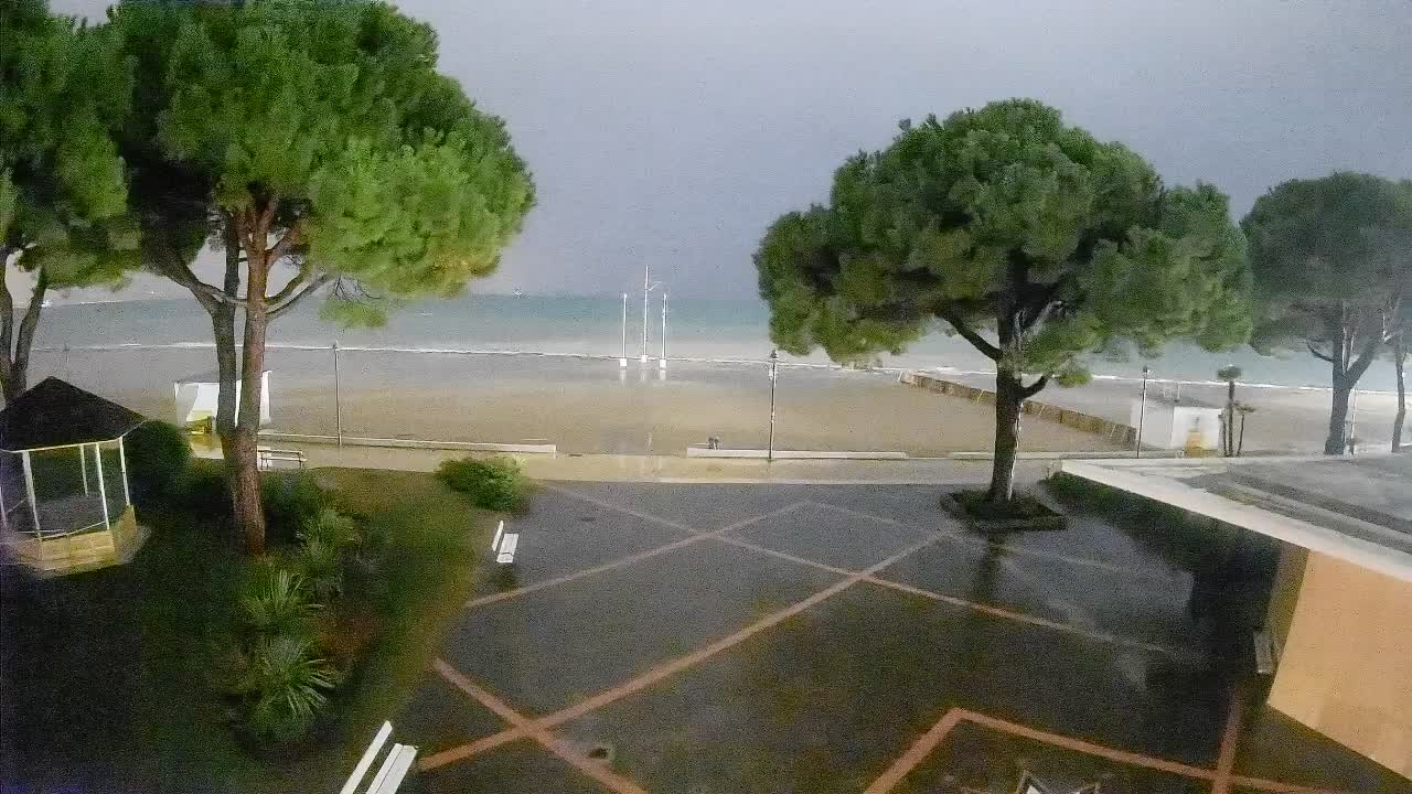 Gradež Vhod na Plažo: Pogled v Živo na Obalo